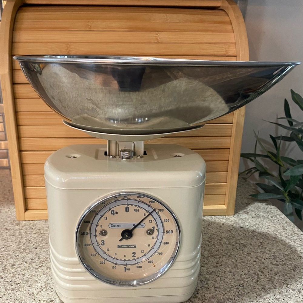 Typhoon 1950’s Retro Cream Kitchen Scale